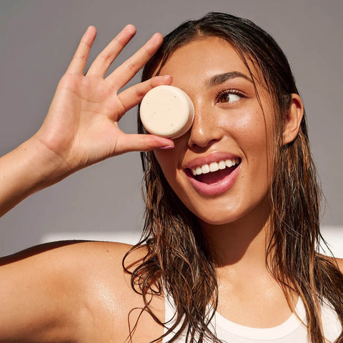 Shampooing en barre Peach Please de Pixie Woo pour cheveux, barre de 65 g avec parfum pêche et texture solide.