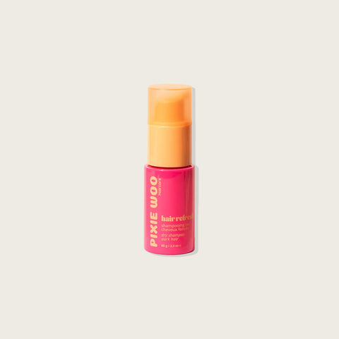 Shampooing sec pour cheveux foncés Pixie Woo, 65 g, à la texture légère et efficace pour rafraîchir les cheveux.