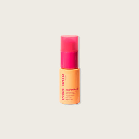 Shampooing sec pour cheveux pâles Pixie Woo, 65 g, flacon blanc avec étiquette, idéal pour rafraîchir les cheveux sans lavage.