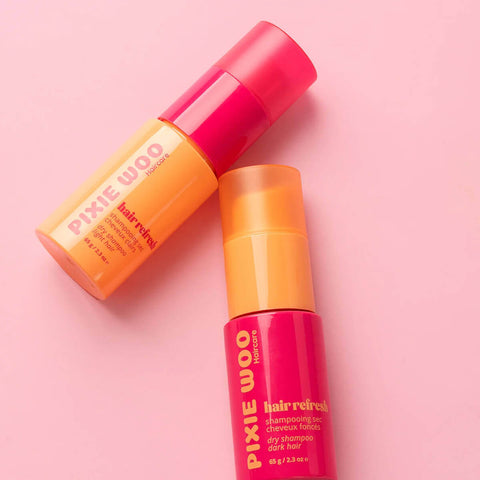 Shampooing sec pour cheveux pâles Pixie Woo, tube de 65 g, présentation du produit avec emballage et texture en image.