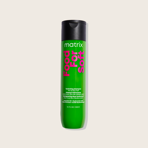 Shampooing hydratant Matrix Food For Soft pour cheveux, bouteille avec étiquette bleue et design élégant.