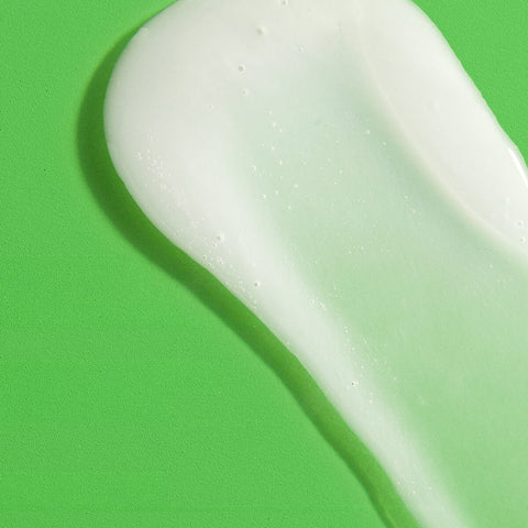 Shampooing hydratant Matrix Food For Soft pour cheveux, bouteille blanche avec étiquette colorée, vue de face.