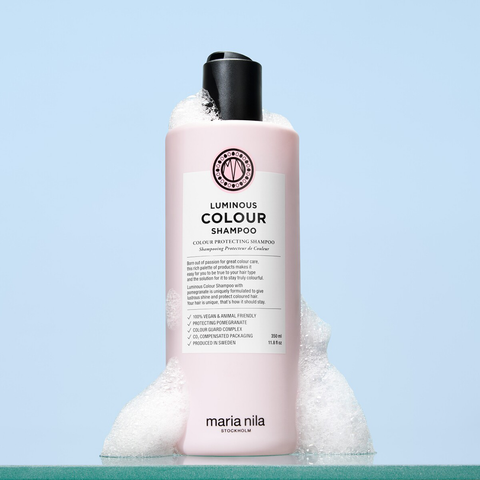 Shampooing pour cheveux couleur Maria Nila Luminous Colour avec bouteille élégante et design épuré.