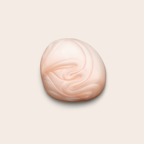 Shampooing apaisant pour cheveux Maria Nila Head & Hair Heal, bouteille blanche avec logo rose et détails verts visibles.