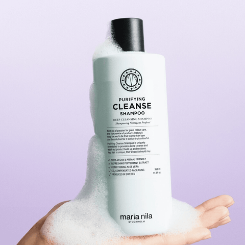 Shampooing nettoyant profond Maria Nila Purifying Cleanse pour cheveux, texture crème, bouteille blanche avec logo rose.