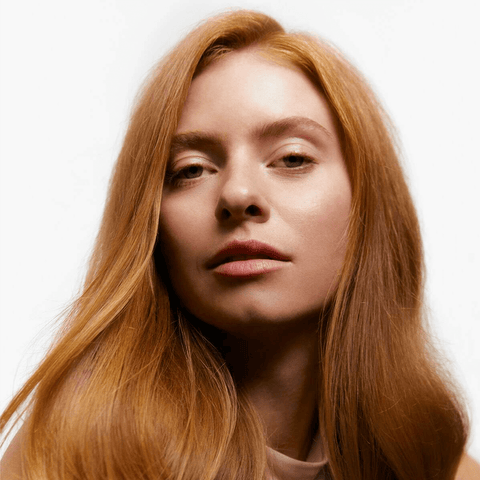 Shampooing sec apaisant Maria Nila pour cheveux secs, bouteille blanche avec étiquette verte et logo de la marque.