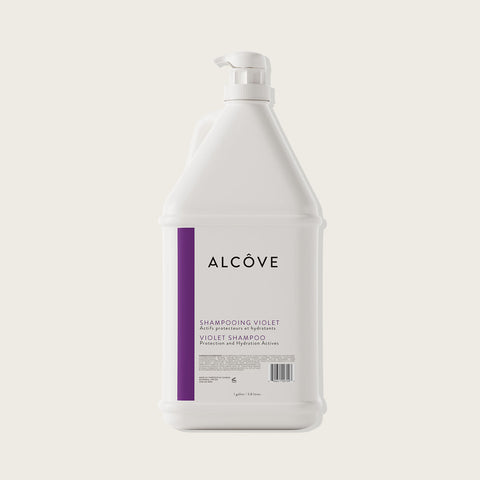 Shampooing neutralisant violet Alcôve pour cheveux, flacon avec étiquette, application sur cheveux blonds ou gris.