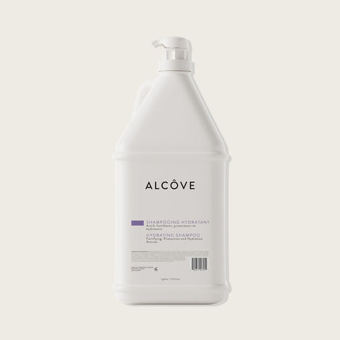 Shampooing hydratant Alcôve pour cheveux, bouteille blanche avec étiquette colorée, vue de face sur fond neutre.
