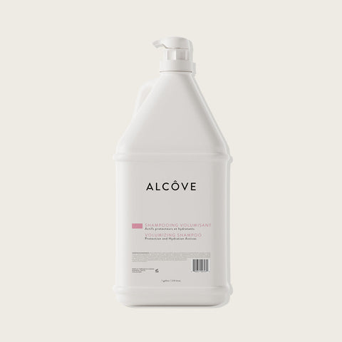 Shampooing volumisant Alcôve pour cheveux, bouteille blanche avec étiquette, présenté dans un environnement neutre.