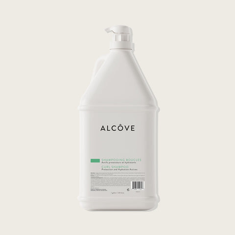 Shampooing boucles Alcôve pour cheveux ondulés ou bouclés, flacon avec étiquette colorée, vue de face.