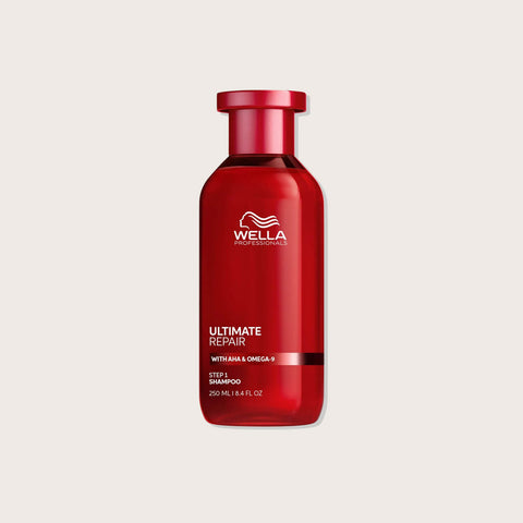 Shampooing réparateur Wella Professionals Ultimate Repair pour cheveux abîmés, 250 ml, bouteille verte avec pompe.