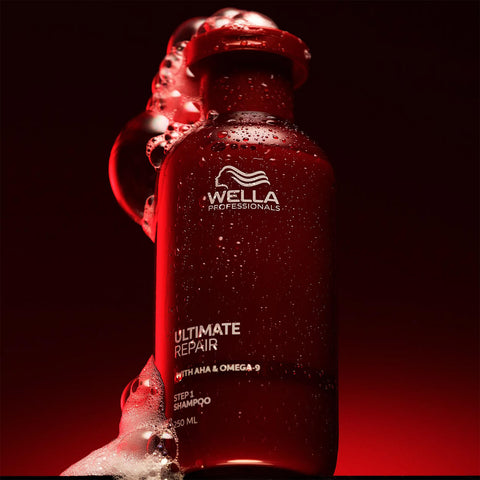 Shampooing réparateur Wella Professionals Ultimate Repair pour cheveux, 250 ml, bouteille verte avec pompe.