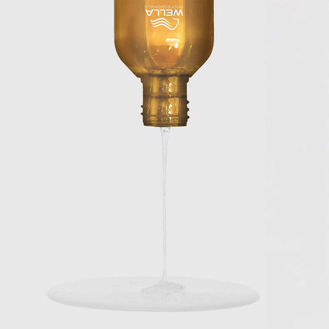 Shampooing Wella Professionals Ultimate Smooth pour cheveux, bouteille de 250 ml, texture et design visibles.