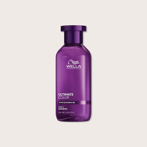 Shampoing sans sulfate Wella Professionals Ultimate Color pour cheveux, bouteille de 250 ml, étiquette bleue.