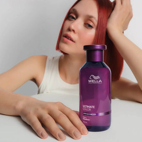 Shampooing sans sulfate Wella Professionals Ultimate Color pour cheveux, flacon de 250 ml visible dans l'image.