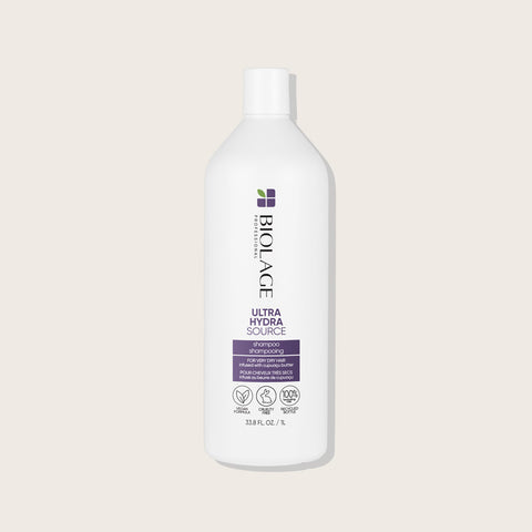 Shampooing hydratant Biolage Ultra Hydra Source pour cheveux, bouteille avec étiquette verte et design moderne