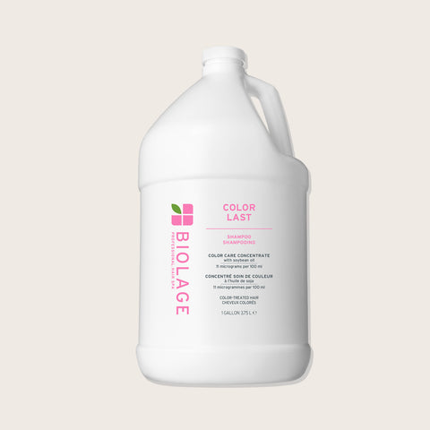 Shampooing pour cheveux couleurs Biolage Color Last, bouteille verte, formule douce pour préserver l’éclat de la couleur.