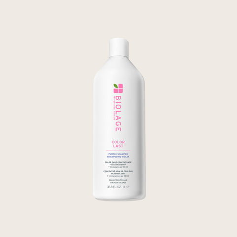 Shampooing neutralisant violet Biolage Color Last pour cheveux colorés, avec texture crémeuse et bouteille élégante.