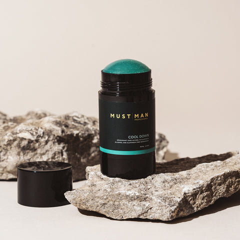 Déodorant Must Man Cool Down 75 ml pour homme, flacon en plastique avec capuchon, conçu pour rafraîchir la peau.