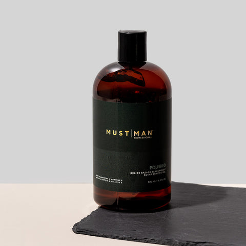 Gel à raser Must Man Polished de 500 ml pour une peau douce, visible dans un flacon transparent avec étiquette.