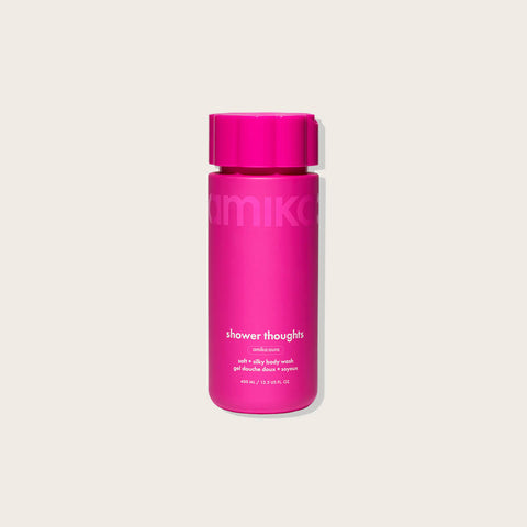 Gel douche Amika Shower Thoughts 400 ml dans un flacon transparent avec bouchon blanc, parfum frais et texture moussante.