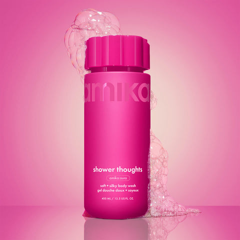 Gel douche Amika Shower Thoughts, 400 ml, bouteille avec flacon transparent et étiquette colorée, produit de soin pour la peau.