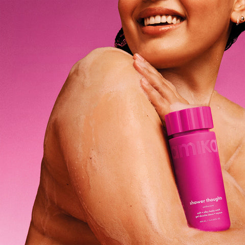 Gel douche Amika Shower Thoughts 400 ml dans un flacon pompe, avec une texture crémeuse et parfumée pour la douche.
