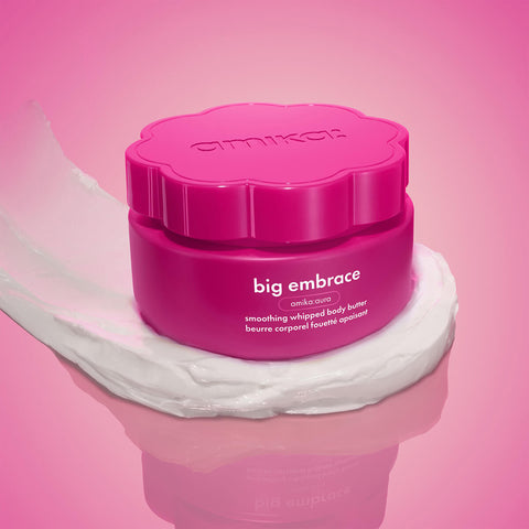 Crème pour le corps Amika Beurre Big Embrace, flacon de 250 ml, texture riche et hydratante pour la peau.