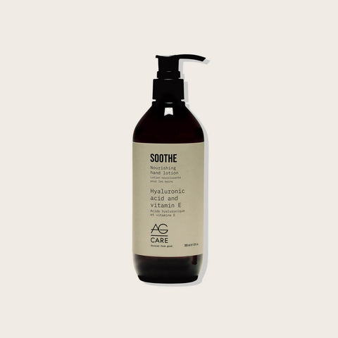 Lotion nourrissante pour mains AG Care Soothe 355 ml, texture légère, contient des ingrédients hydratants.