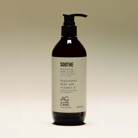 Lotion nourrissante pour les mains AG Care Soothe, texture légère, flacon de 355 ml, soin hydratant pour la peau.