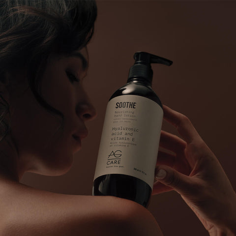 Lotion nourrissante pour les mains AG Care Soothe, texture légère, flacon de 355 ml, idéale pour apaiser la peau.