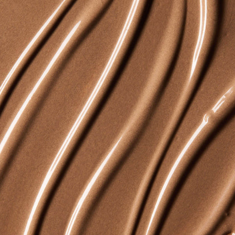 Crème bronzante instantanée Nuda Glowmelt pour une peau éclatante, 130 ml, visible dans le flacon avec texture lisse.