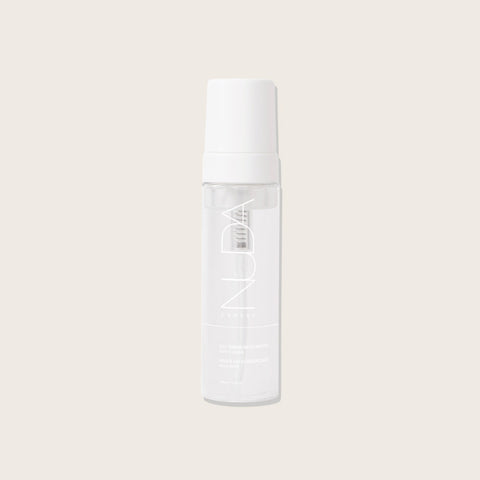 Nuda Eau autobronzante moyenne à foncée pour le visage, contenant 190 ml, en flacon avec vaporisateur.