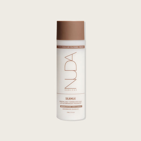 Lait autobronzant progressif Silkmilk de Nuda pour le soin de la peau, flacon de 240 ml, texture douce et hydratante.