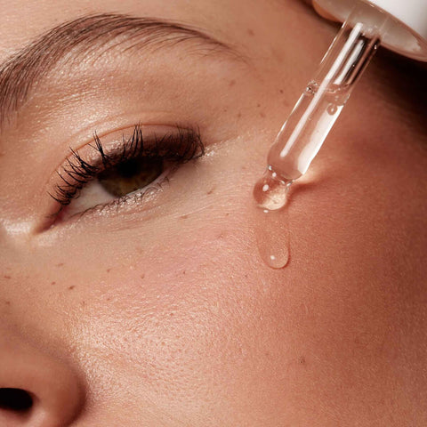 Sérum autobronzant Nuda Cloudserum à l'acide hyaluronique pour la peau, flacon de 30 ml, dans un tube élégant.