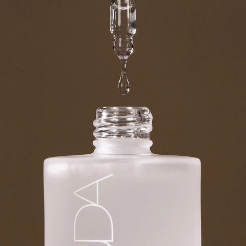 Sérum autobronzant Nuda Cloudserum à l'acide hyaluronique pour la peau, flacon de 30 ml, visible sur l'image.
