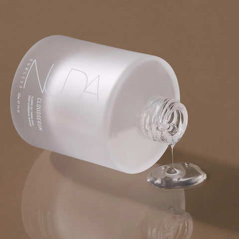Sérum autobronzant Nuda Cloudserum à l'acide hyaluronique pour le visage, flacon de 30 ml, texture légère et hydratante.
