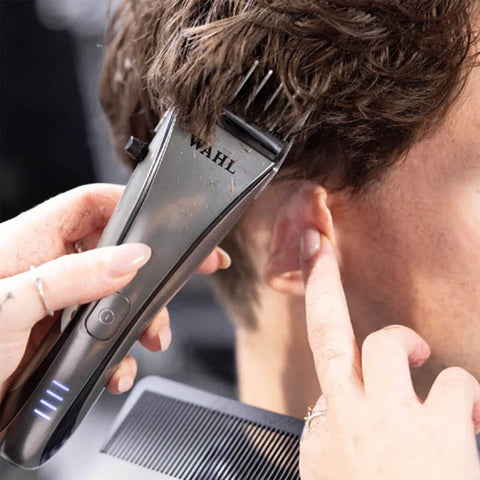 Tondeuse sans fil Wahl Artiva 3028894 avec lame en acier pour une coupe précise, affichée sur fond blanc.