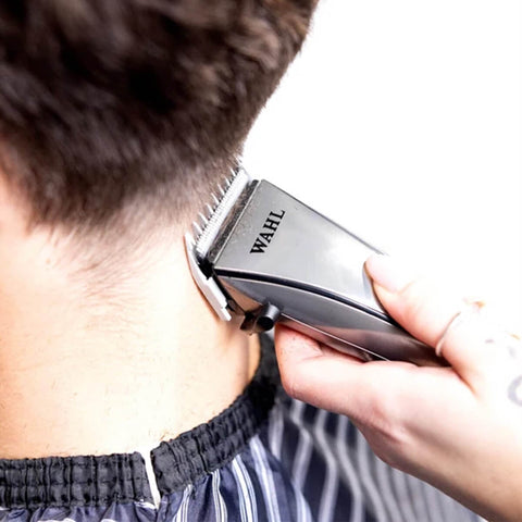 Tondeuse sans fil Wahl Artiva 3028894 avec lames en acier et poignée ergonomique, utilisée pour la coupe des cheveux.