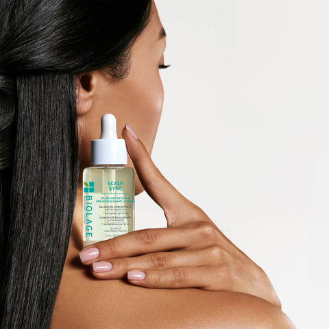 Spray hydratant sans rinçage Biolage Hydra Source pour cheveux, flacon de 400 ml posé sur une surface.