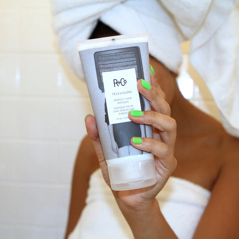 Masque capillaire R+Co Television 150 ml, crème nourrissante pour cheveux, application sur cheveux humides, texture riche.