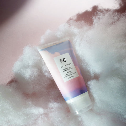 Masque capillaire réparateur R+Co On A Cloud 147 ml pour cheveux abîmés, application en tube avec texture riche et onctueuse.