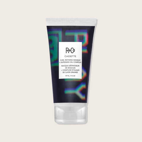 Masque définisseur de boucles R+Co Cassette, soin capillaire pour boucles, tube de 147 ml, texture riche et nourrissante.