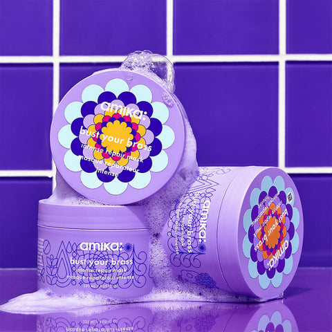 Masque capillaire neutralisant Bust Your Brass de la marque Amika, 250 ml, montrant le pot blanc avec le logo Amika.