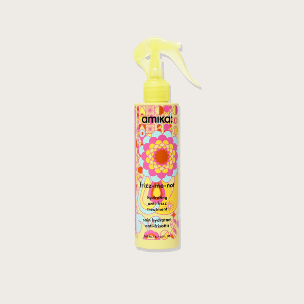 Soin capillaire hydratant anti-frisottis Amika Frizz Me Not pour cheveux lisses et brillants, texture crémeuse dans un flacon.