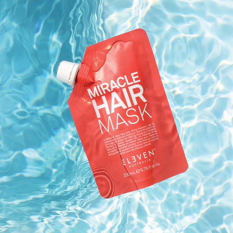 Masque capillaire Miracle Hair de Eleven Australia, soin hydratant et réparateur pour cheveux en pot blanc avec logo noir.