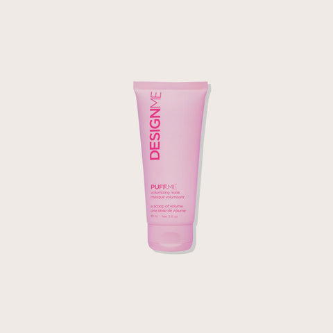 Spray volumisant fouetté pour cheveux de la marque Design.Me, bouteille blanche avec pulvérisateur, idéal pour donner du volume.