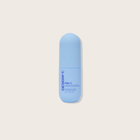 Soin capillaire sans rinçage multivitaminé FAB.ME de Design.Me, flacon de 60 ml avec étiquette colorée et texture de produit.
