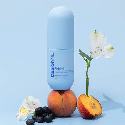 Soin capillaire sans rinçage multivitaminé Design.Me FAB.ME 230 ml pour cheveux brillants et nourris, flacon spray blanc.