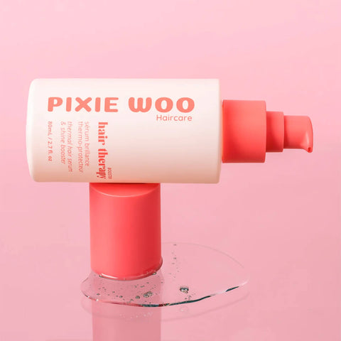 Sérum brillance thermo-protecteur Pixie Woo pour cheveux, flacon de 80 ml avec une texture légère et brillante visible.